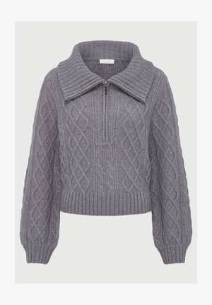 Sivi džemper pletenice s rebrastim visokim ovratnikom, djelomičnim prednjim zatvaračem, dugim rukavima u obliku balona te rebrastim rubovima i manžetama.