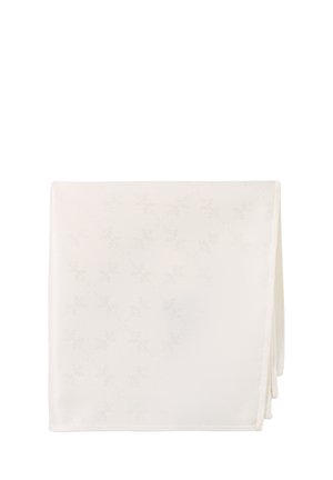 Gefaltete weiße Stoffserviette mit dezentem Blumenmuster, weicher Textur und sauberen Kanten auf weißem Hintergrund.