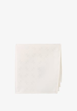 Tovagliolo di stoffa bianco piegato con delicato motivo floreale, texture morbida e bordi puliti su sfondo bianco.