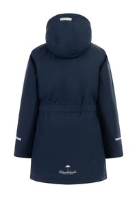 Námořnická voděodolná bunda s kapucí, elastickým pasem a reflexními prvky. Disponuje hladkým povrchem a značkovým logem na lemu.