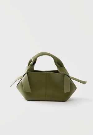 Sac à main en cuir vert avec des poignées courtes et des nœuds décoratifs de chaque côté, présenté sur un fond clair uni.