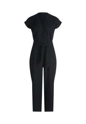 Combinaison noire à manches courtes avec col en V, haut style portefeuille, taille ceinturée et pantalon droit en tissu texturé.