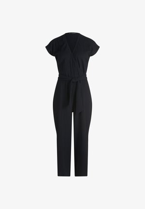 Sort kortærmet jumpsuit med V-hals, omslagsstil top, bælte i taljen og bukser med lige ben lavet af struktureret stof.