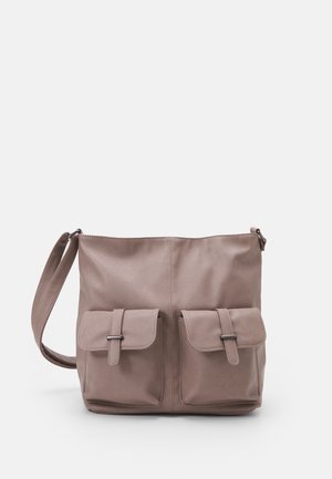 Bolso bandolera de cuero topo con dos bolsillos delanteros con solapa y una correa ajustable sobre un fondo blanco.