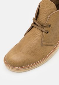 Clarks Originals DESERT - Botins de atacadores - dark olive