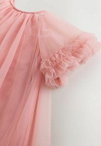 Rosa Tüllkleid mit rüschigen Ärmeln und gerafftem Ausschnitt. Der Stoff wirkt leicht und luftig mit einem subtilen Glanz.