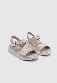 Sandalias ligeras con un diseño de estampado de leopardo en gris claro y blanco, correa ajustable con hebilla y suela acolchada para mayor comodidad.