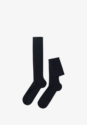 Dunkle, gerippte Baumwollsocken in zwei Längen: einmal kniehoch und einmal knöchellang. Beide verfügen über eine weiche Textur und eine einheitliche Farbe.