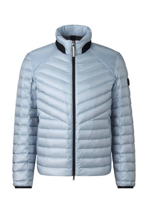 Jasnoniebieska kurtka puchowa z zamkiem z przodu, wysokim kołnierzem i czarnymi akcentami. Posiada przeszycia w kształcie jodełki oraz dwie boczne kieszenie na zamek.