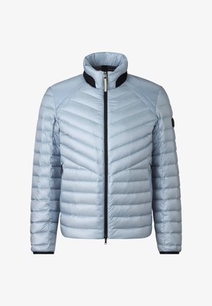 Hellblaue Steppjacke mit durchgehendem Reißverschluss, hohem Kragen und schwarzen Akzenten. Mit Chevron-Steppnähten und zwei Reißverschlusstaschen an den Seiten.