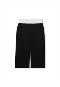 Zwarte fietsbroek met een witte elastische tailleband, voorzien van een voorkeursleef en een gladde, rekbare stofstructuur.