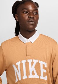 Nike Sportswear CLUB - Polo majica - flax white