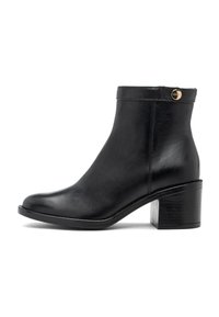 Stivaletto in pelle nera alla caviglia con punta rotonda, texture liscia e tacco medio a blocco. Presenta un accento decorativo dorato sulla caviglia.