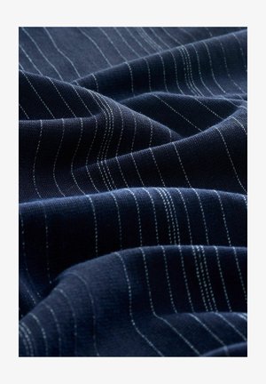 Marine stof met een gestructureerde weving, met dunne witte streepjes die verticaal lopen. Het materiaal lijkt zacht en licht glanzend.