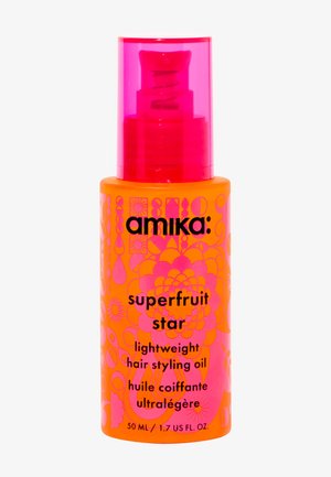 Amika Superfruit Star haarstylingsolie in een helder oranjeflesje van 50 mL met roze deksel, met bloemmotieven en gedurfde zwarte tekst.