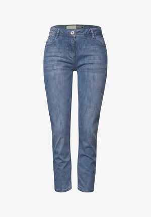 Jean en denim bleu avec des rayures verticales, un design ajusté, style cinq poches et une fermeture à bouton au niveau de la taille.