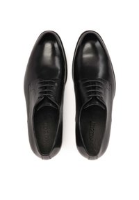 Pantofi de piele negri cu un finisaj neted, având vârful rotund, șase găuri pentru șireturi și un logo embosat pe branț.