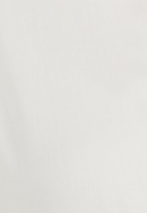 Tessuto bianco con una texture liscia e sottile che presenta un delicato motivo diagonale. Il tessuto appare leggero e uniforme nel colore.