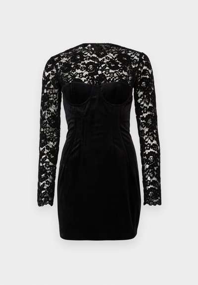 Vestido negro con largas mangas de encaje y un corsé de terciopelo estructurado con escote en forma de corazón. Diseño ajustado, longitud hasta medio muslo.