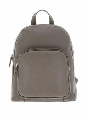 Sac à dos en cuir gris avec une forme arrondie, poche zippée à l'avant et manche supérieure. Caractérisé par une texture lisse et des accents matériels minimalistes.