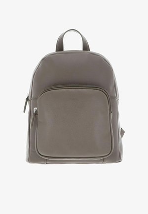 Sac à dos en cuir gris avec une forme arrondie, poche zippée à l'avant et manche supérieure. Caractérisé par une texture lisse et des accents matériels minimalistes.