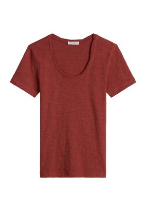 T-shirt rouge rouille à manches courtes avec col rond et tissu subtilement texturé, posé à plat sur un fond blanc.