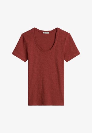 T-shirt rouge rouille à manches courtes avec col rond et tissu subtilement texturé, posé à plat sur un fond blanc.