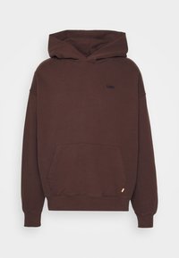 Sweat à capuche marron avec poche avant et petit logo noir discret sur la poitrine, présenté sur un fond clair uni.
