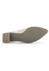 Scarpa con tacco alto in suede beige, dotata di suola in gomma testurizzata, punta affusolata e tacco a blocco solido. Marchio Gabor sulla suola.