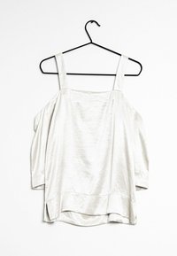 Hvid, off-shoulder top lavet af satin, med brede stropper og en løstsiddende pasform med sideslids ved kanten for øget bevægelsesfrihed.