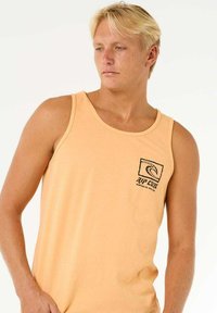 Oranges Baumwoll-Tanktop mit einem schwarzen "Rip Curl"-Logo auf dem Brusttaschenbereich, traditionelle Passform und breiten Schulterträgern.