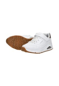 Weiße Sportschuhe mit einem Mesh-Design, ausgestattet mit einem Klettverschlussriemen, gepolsterter Ferse und einer Gummisohle mit strukturiertem Muster.