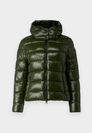 Veste matelassée verte avec une finition brillante, dotée d'un col montant, d'une fermeture éclair à l'avant et de deux poches latérales. Design matelassé avec des sections cousues.