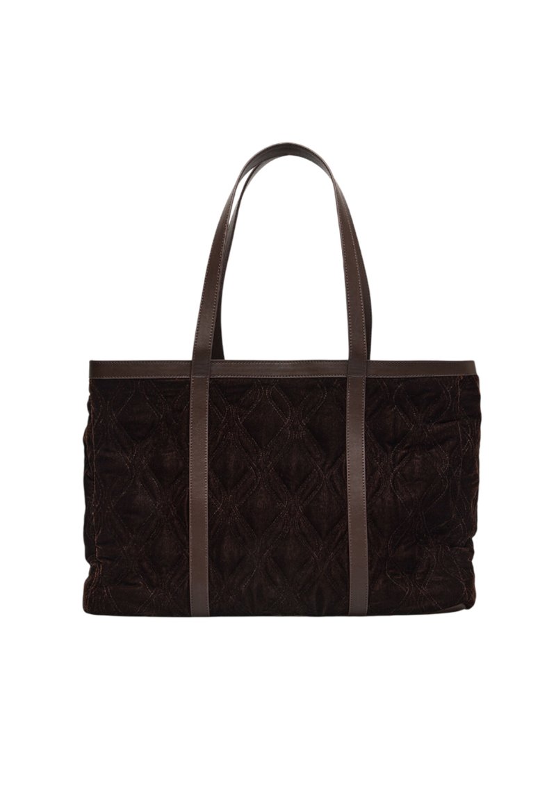 Brun quiltet stof tote bag med glatte brune læderhåndtag. Har diamantmønsterdesign og rummelig indvendig.