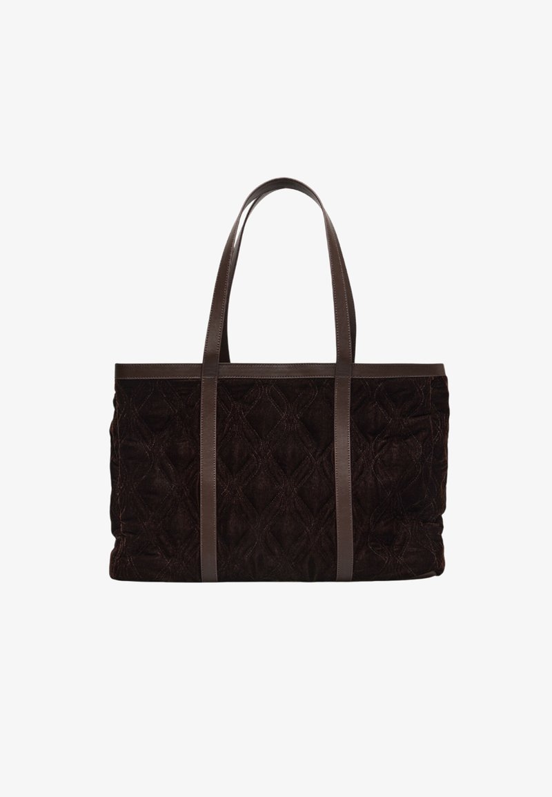 Brun quiltet stof tote bag med glatte brune læderhåndtag. Har diamantmønsterdesign og rummelig indvendig.