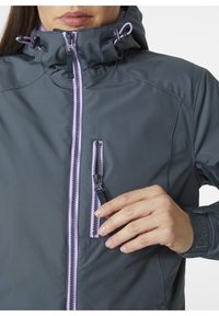 Tmavě šedá bunda se fialovým zipem a detaily, nastavitelnou kapucí a kapsou na zip na hrudi. Hladká, texturovaná látka.