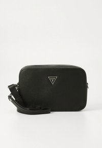 Fekete, téglalap alakú válltáska csuklópánttal, ezüst cipzárral és a elülső közepén kis háromszögletű Guess logóval.