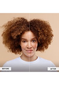 Cheveux bruns bouclés avec des reflets plus clairs, présentés dans une image divisée : à gauche étiqueté « Avant », à droite étiqueté « Après ». Teint de peau lisse, fond neutre.