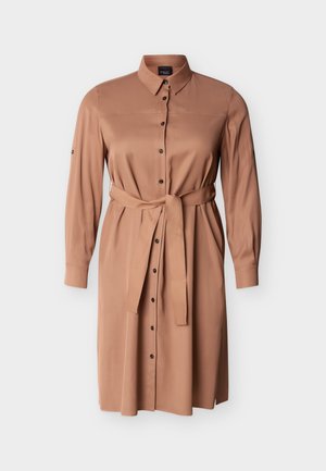 Pikkade varrukatega, nööpidega lahtikäiv kaamelipruun särgikleit, millel on terav krae ja vööna sõlmitud kangasvöö taljel, esitatud ühevärvilisel taustal.