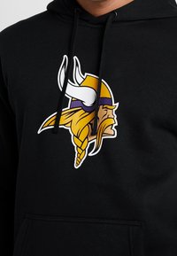 Sweat-shirt noir à capuche avec un logo de tête de Viking en jaune, violet et blanc, orné d'une barbe tressée et d'un casque à cornes.
