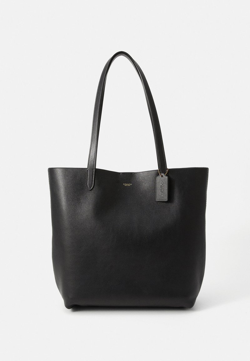 Borsa a tracolla in pelle nera con una texture liscia, apertura superiore e due manici. Presenta un piccolo tag attaccato con dettagli del nome del marchio.