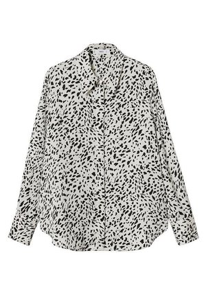Koszula z długim rękawem i kołnierzykiem z czarnymi abstrakcyjnymi plamami na białej tkaninie, zapinana na guziki z przodu oraz na mankietach.