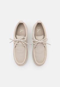 Calvin Klein Jeans LUGGED HYBRID APRON LACEUP - Stringate sportive - triple eggshell