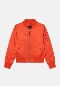 Pomarańczowa kurtka bombowiec z zamkiem z przodu, ściągaczami przy mankietach i u dołu, bocznymi kieszeniami oraz kieszenią na rękawie z dekoracyjnym okuciem. Miękka, gładka tekstura.