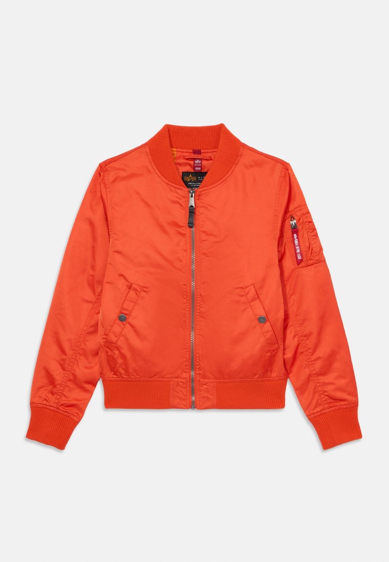 Pomarańczowa kurtka bombowiec z zamkiem z przodu, ściągaczami przy mankietach i u dołu, bocznymi kieszeniami oraz kieszenią na rękawie z dekoracyjnym okuciem. Miękka, gładka tekstura.