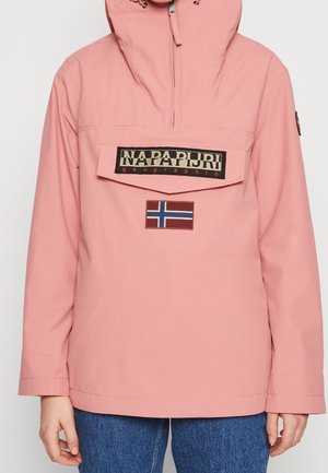 Pinkfarbene Napapijri Kapuzenjacke mit Frontreißverschluss und Klappentasche mit Markenlogo und norwegischem Flaggen-Patch, getragen zu blauen Jeans.