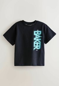 Mustast puuvillast T-särk, mille esiküljel on suur sinine graafiline trükk, kus sõna "BAKER" on vertikaalselt joondatud. Lühikesed varrukad ja ümmargune kaelus.