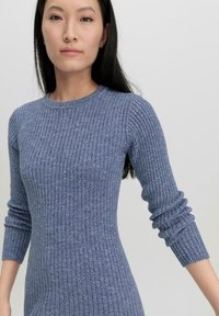 Rippstrickkleid in einem hellblauen Farbton, mit Rundhalsausschnitt und Dreiviertelärmeln, in taillierter Silhouette und strukturiertem Muster.