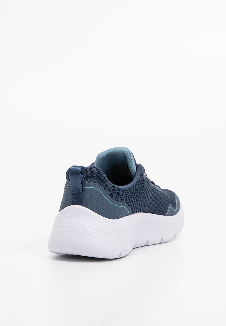 Zapato atlético para hombre en color navy con parte superior de malla, suela blanca acolchada y una pestaña trasera para facilitar su uso. Patrón texturizado en la parte superior.