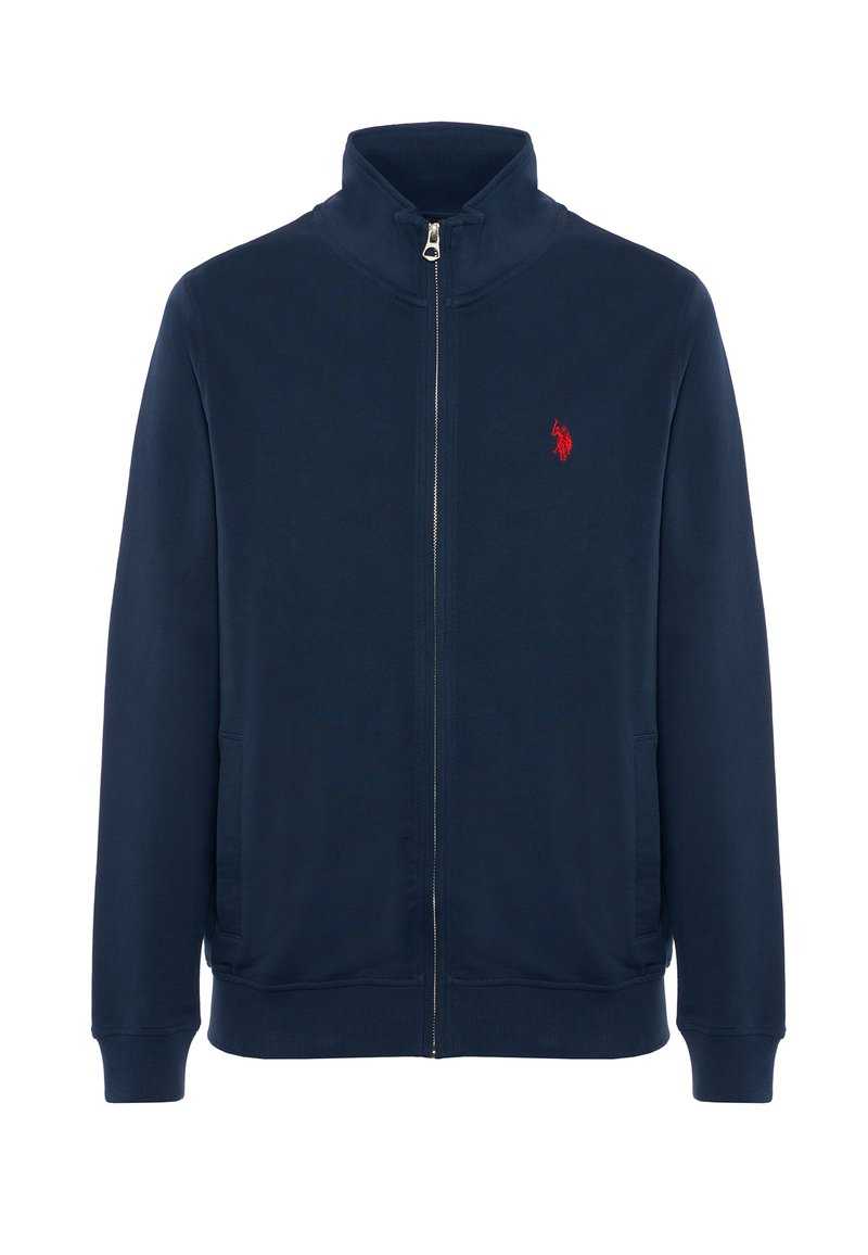 Navy Zip-up Sweatshirt mit hohem Kragen, zwei Fronttaschen und rot gesticktem Logo auf der linken Brust. Weicher Stoff und gerippte Bündchen.